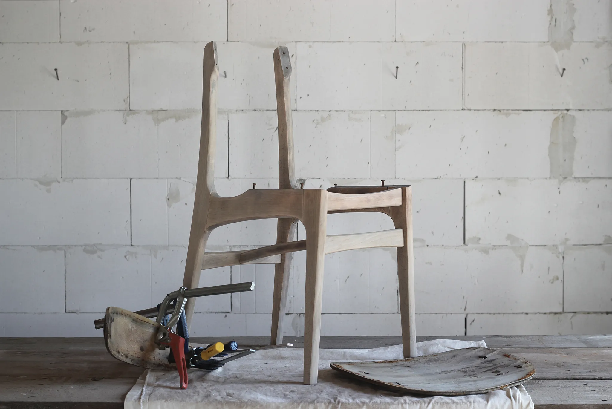 Renowacja krzesła typ 200-190, czyli popularnego "Hałasa". Hałas Tutto Nero, Rzuć Pan Okiem, Paweł Machomet