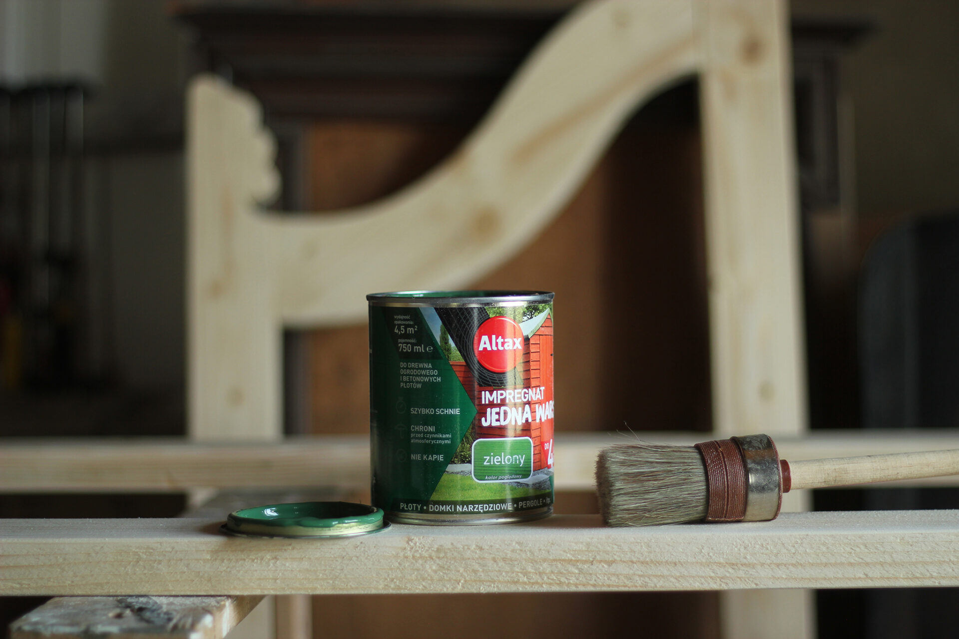 Furtka do warzywnika – przygotowanie do malowania drewna impregnatem