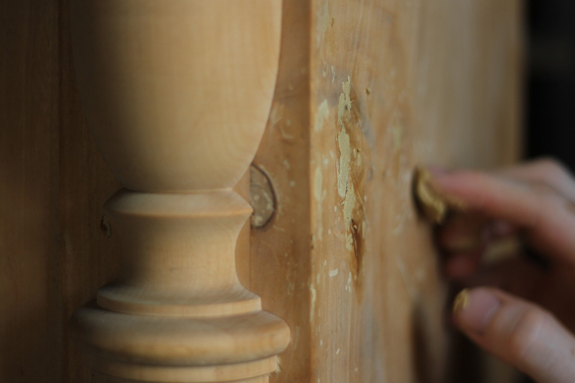 Uzupełnianie ubytków w drewnie za pomocą masy szpachlowej. Detal toczonej półkolumny.