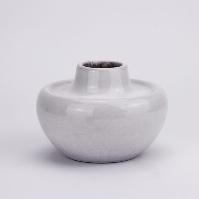 biały wazonik ceramiczny vintage