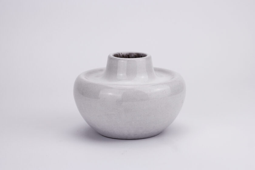 biały wazonik ceramiczny vintage