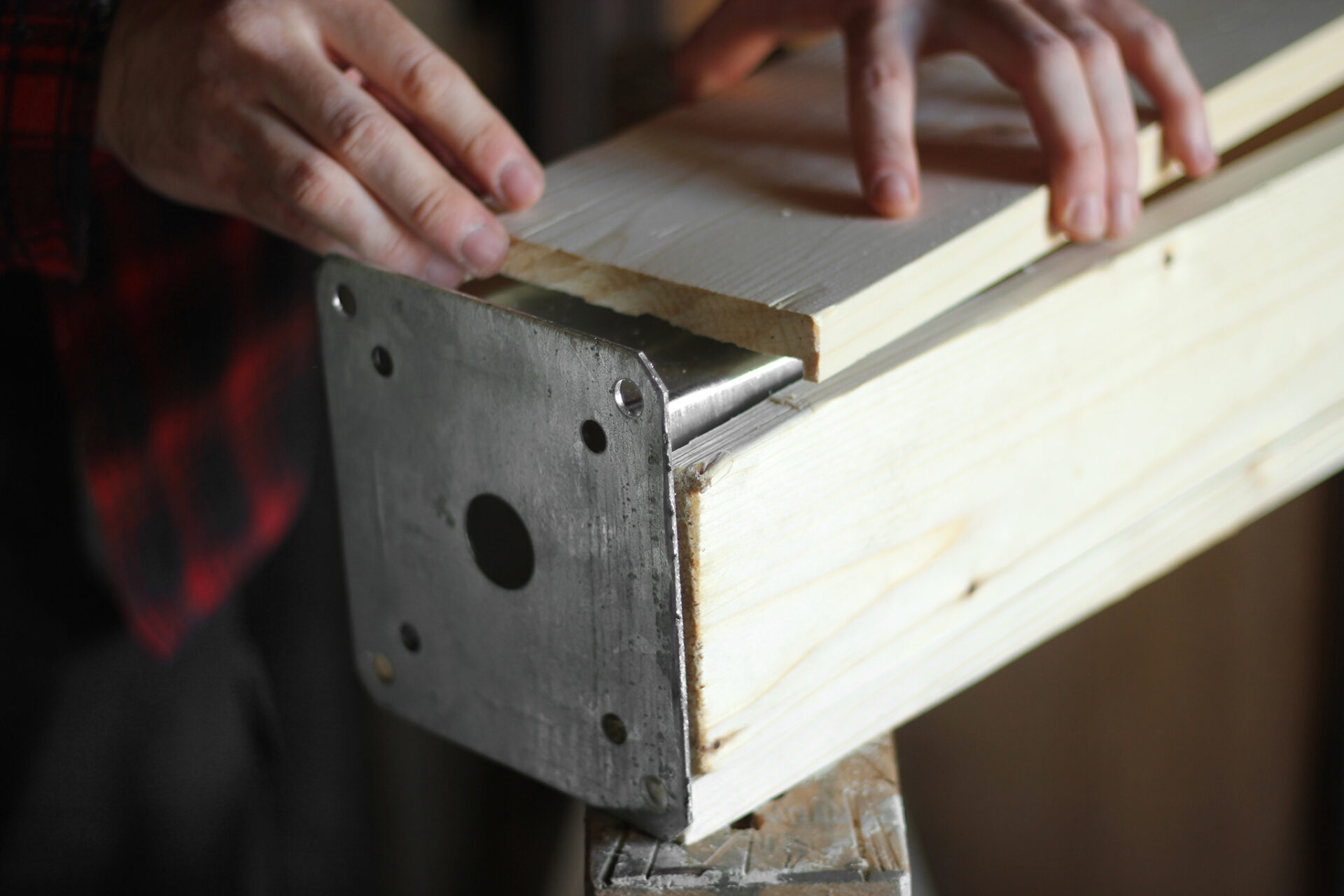 Drewniana budowa podstawy słupa – maskownica