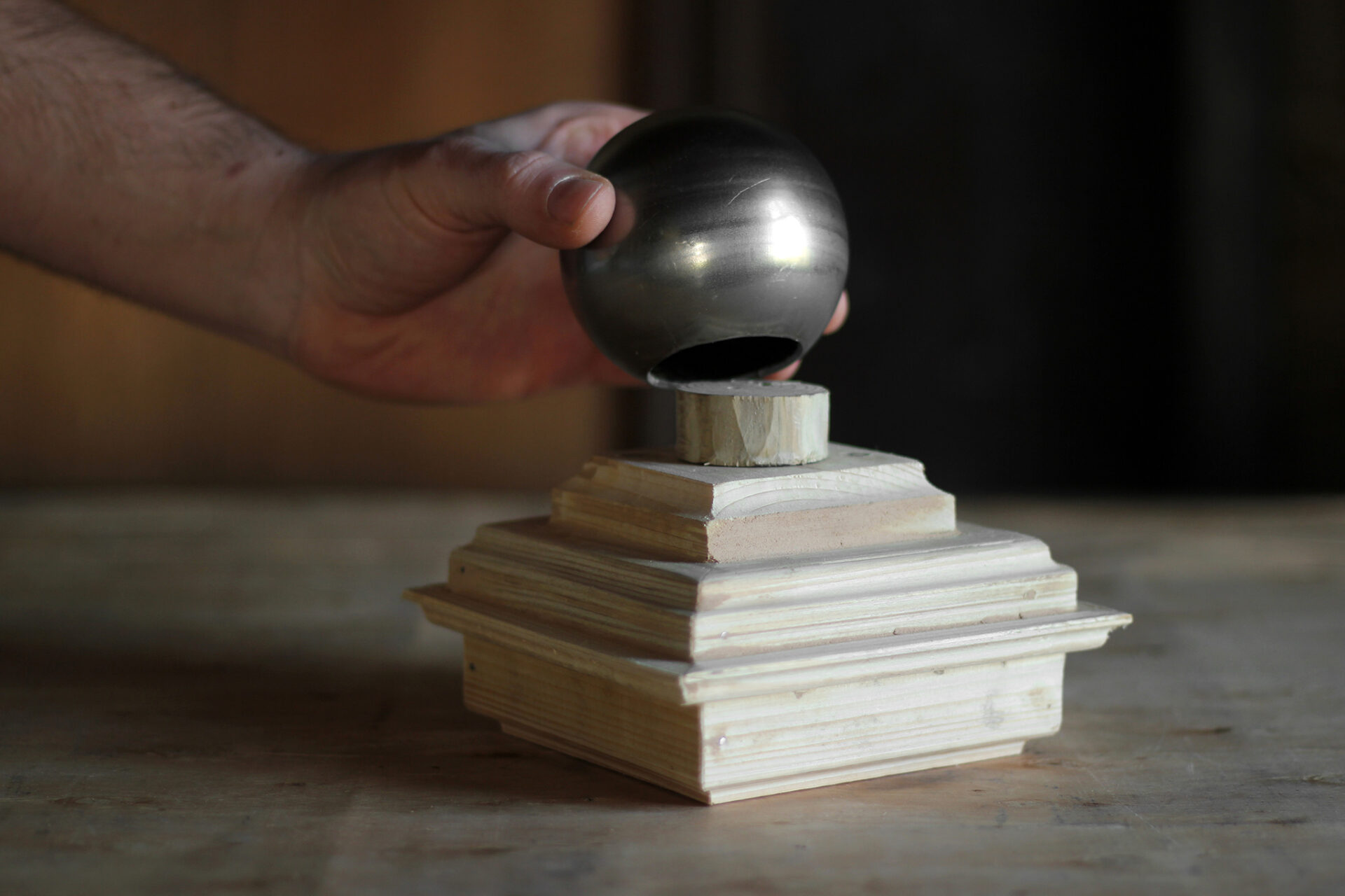 Montaż stalowej kuli na ozdobnym szpicu z drewna