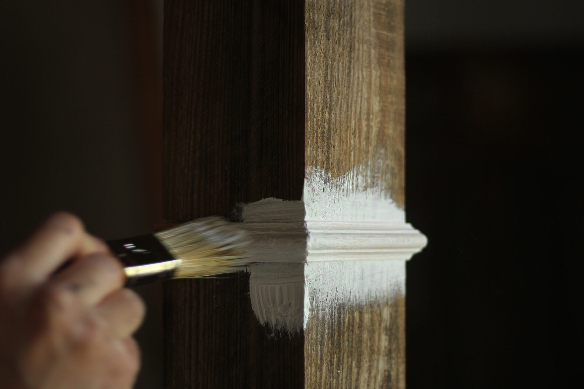 Malowanie drewnianego słupa białą farbą zewnętrzną