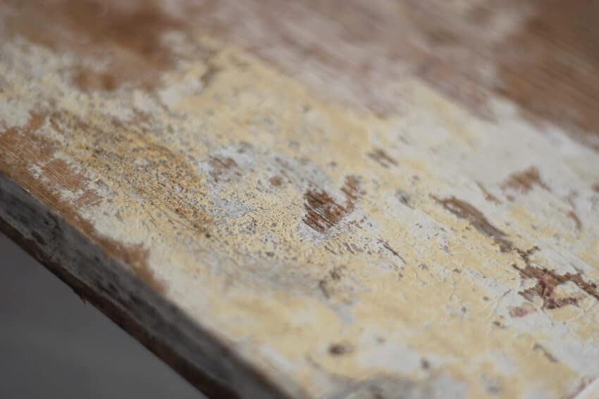 Stare warstwy farby na drewnianej powierzchni szafki.